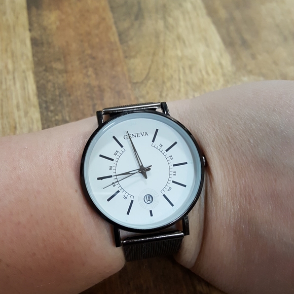 New time and date watch with metal mesh band - Picture 4 of 5